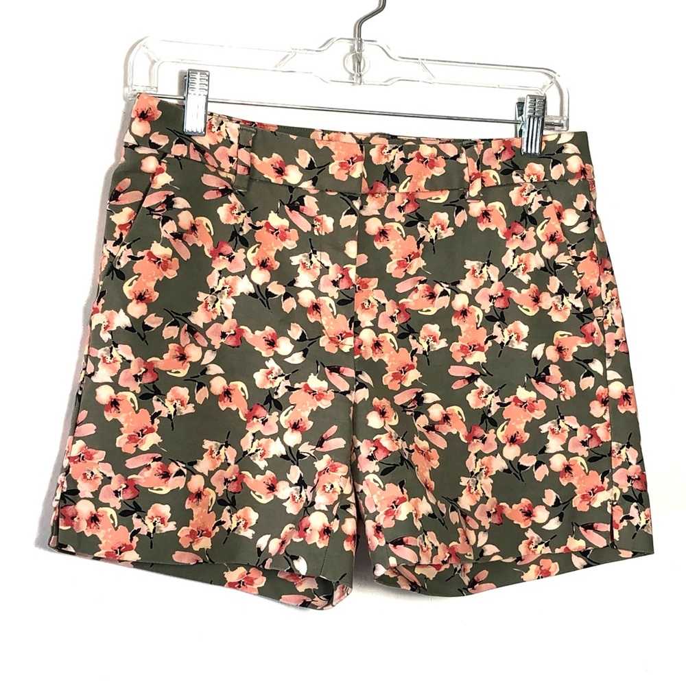 ⭐️ White House Black Market 5' Floral Shorts - Picture 4 of 14